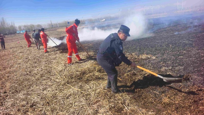 新疆伊犁边境管理支队八十间房子边境派出所：民警化身“灭火先锋” 守护草场生态安全