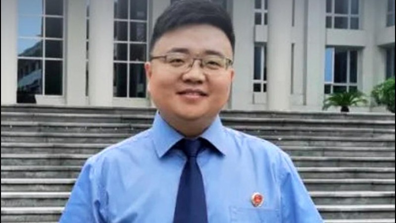 “大白哥哥”的17年：一个人走进校园，一张网托住童年