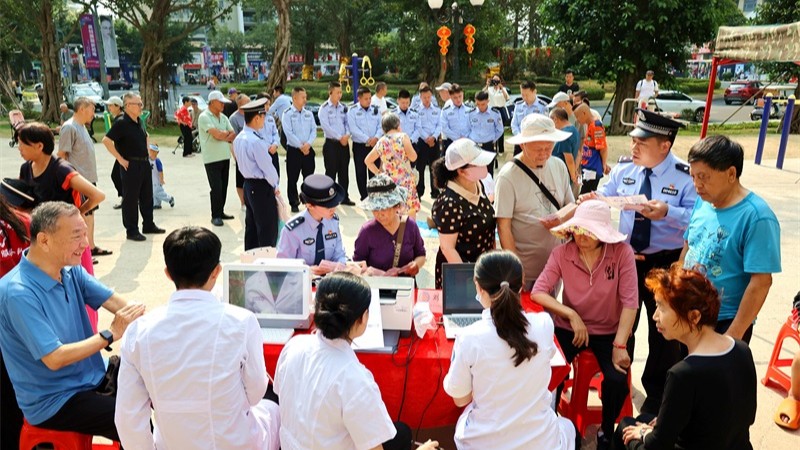海南海岸警察联合省老年病医院开展义诊普法暨清明祭奠英烈党日活动