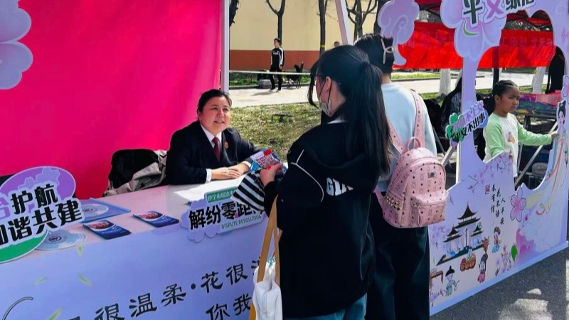 新疆伊宁市人民检察院联合综治中心设立“综治服务驿站”走进杏花季