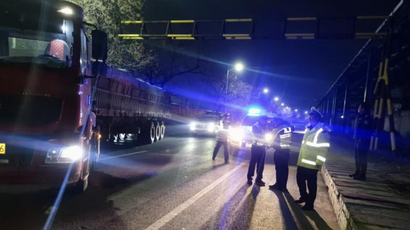 淄博市临淄交警：货车整治，“严”字当头