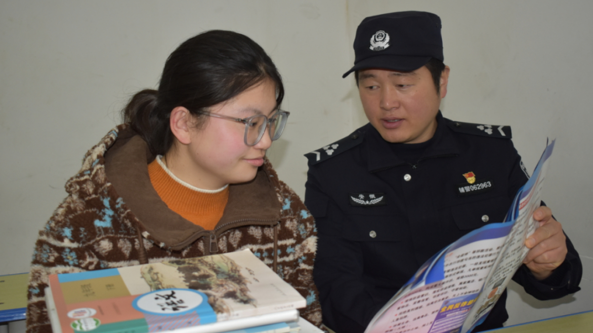 多警联动精准宣教进校园 筑牢中小学安全教育防线