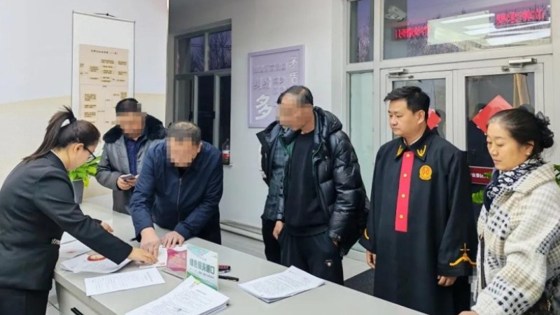 新疆生产建设兵团奇台垦区人民法院四厂湖法庭：聚力化解欠租纠纷 锦旗致敬司法温度