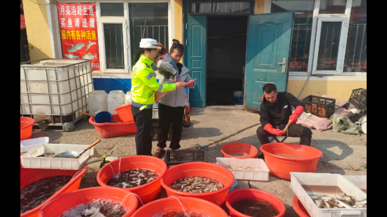 吉林前郭交警开展道路交通安全宣传劝导活动 护航清明出行路