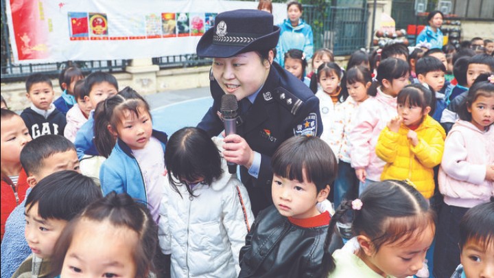 杨婷：铁肩担正义 柔情护妇孺