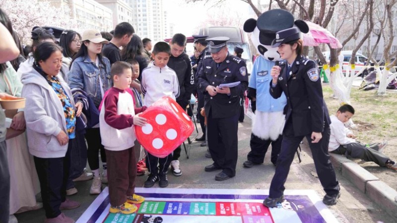新疆伊宁市公安局将杏花节现场变成反诈实景课堂