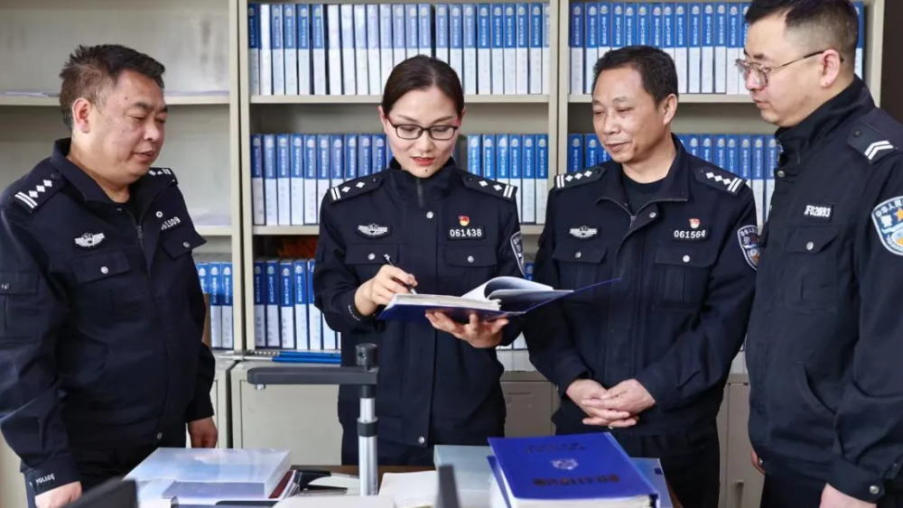 微芒成炬 服务为民——户籍民警的匠心与担当