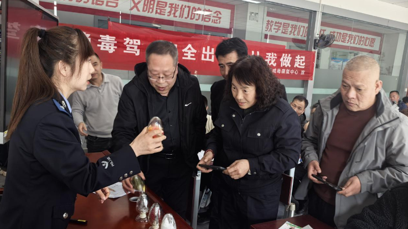 伪装饮料设陷阱 实景演练筑防线