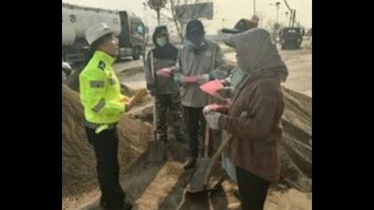 吉林前郭公安交警“进村入户”守平安