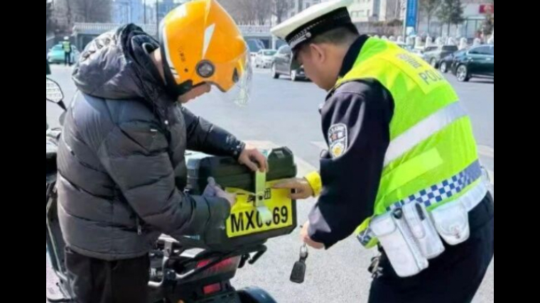 车有牌 人守规 安全行——吉林辽源交警全面启动电动车“一车一号”专项整治行动