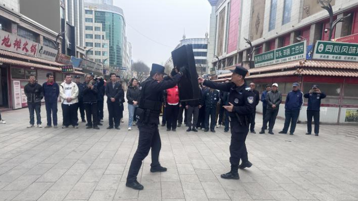银川市兴庆区山河湾社区：实景推演强防暴技能 沉浸练兵筑平安防线
