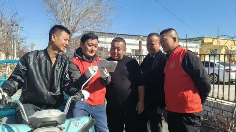 新疆沙湾市司法局安集海司法所多措并举联合村队开展法律宣传活动