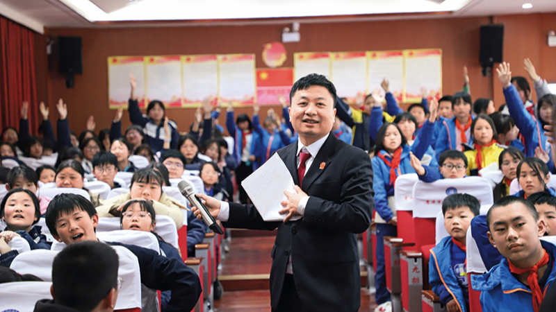 裁判者，更是法律的传播者