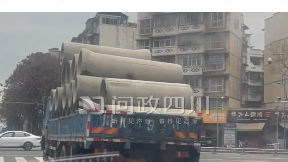 四川眉山一载重货车无捆绑经过学校旁 交警回应：已加强管控