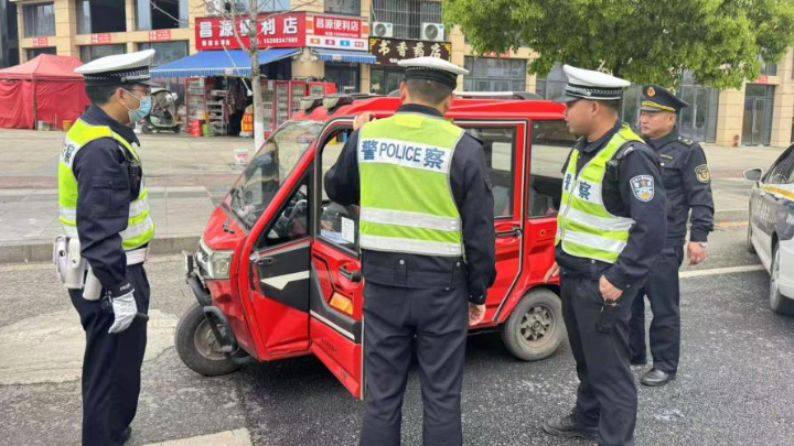 开江公安交管联合交运局，严治三轮车违法拉客乱象