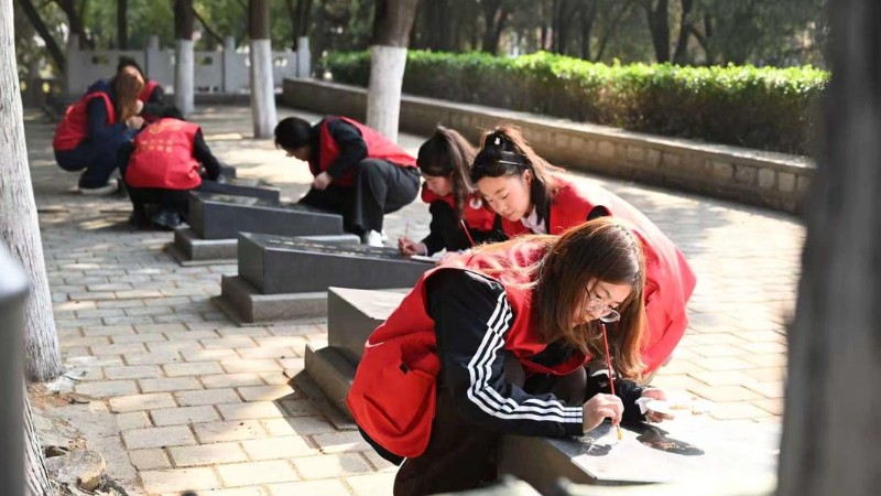 一笔一金敬英烈！这堂 “行走的思政课”，暖到心里