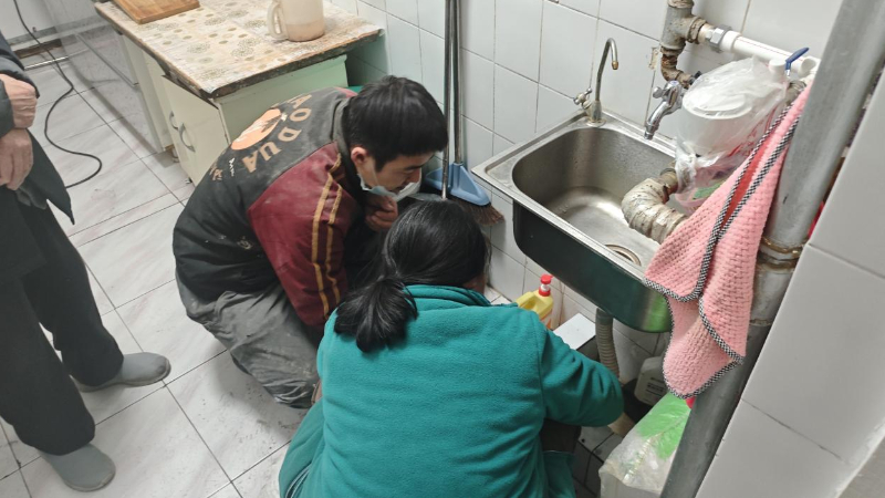 银川市兴庆区中寺社区：巧解管道堵塞烦心事 当好邻里和谐贴心人