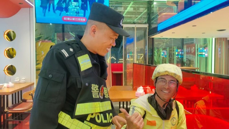 一碗热饭 两首诗词，新疆麦盖提县公安局民警深夜守护“骑行追梦人”