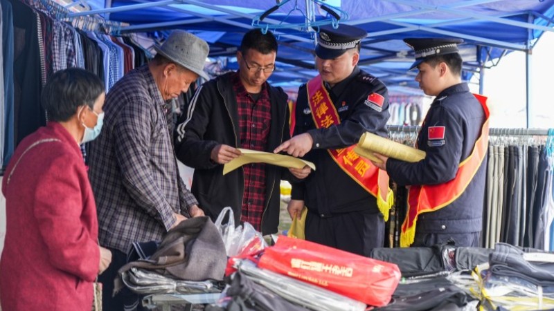 新疆伊犁边境管理支队莫乎尔边境派出所：集市烟火气 普法接地气
