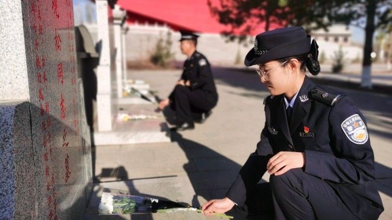 新疆塔城边境管理支队二工镇边境派出所赴塔城市烈士陵园开展清明祭扫活动