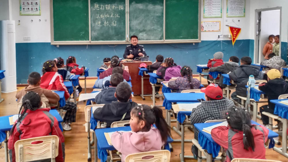 四川乡城公安为全县中小学配备100名法治班主任，从此他们有了一个“新身份”