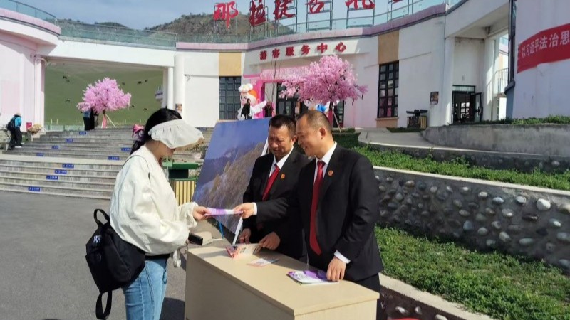 新疆新源县人民法院：“普法+调解” 则克台人民法庭将司法服务送到游客身边