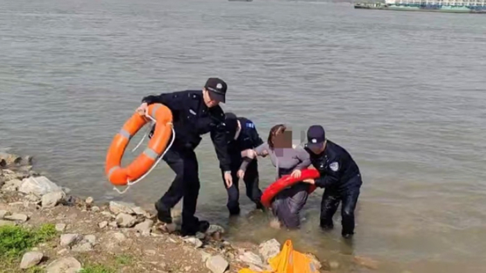 生死竞速！新港派出所民辅警纵身跳江 成功救下轻生女孩