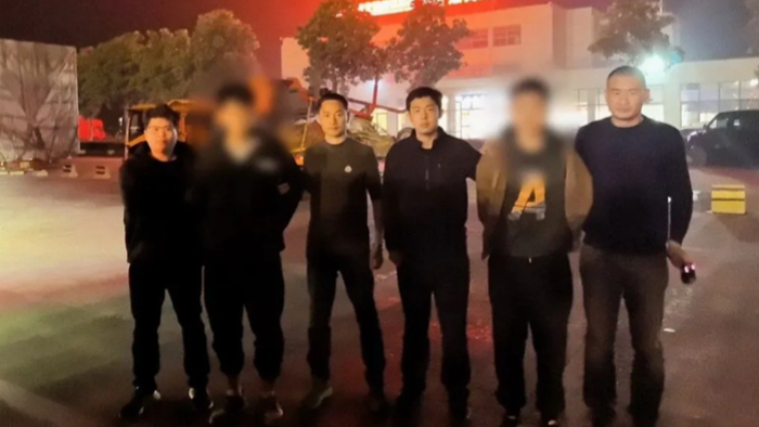 民警跨省追捕盗窃嫌疑人 大巴司机配合助抓获