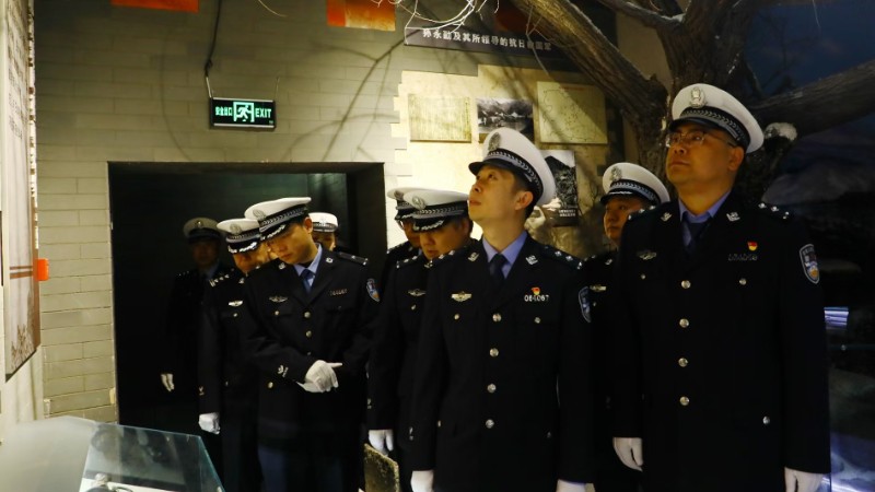 忆英烈 传薪火 启新程 我省各地政法机关开展清明祭奠缅怀活动