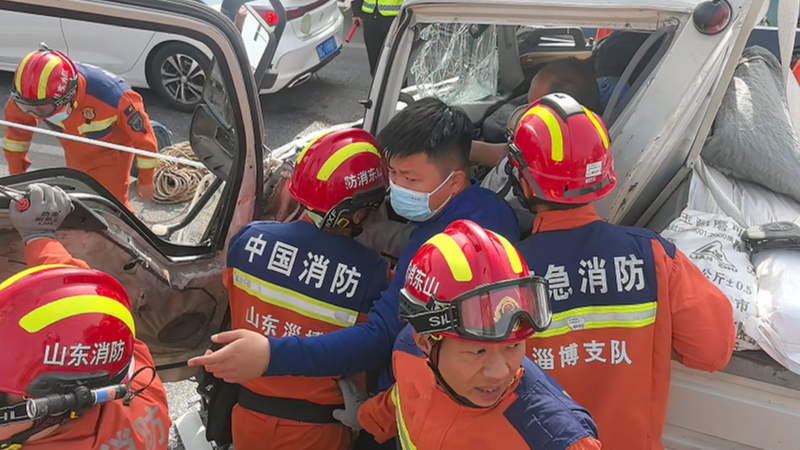 惊险！大爷送货途中发生车祸被困，淄博消防紧急救援