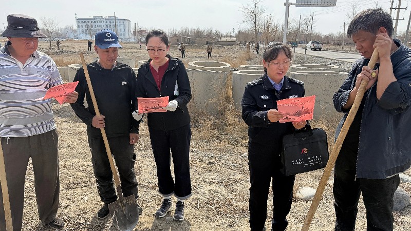 新疆生产建设兵团第七师胡杨河市一二七团：备耕“绿”动 司法蓝“播种”法典到田间地头
