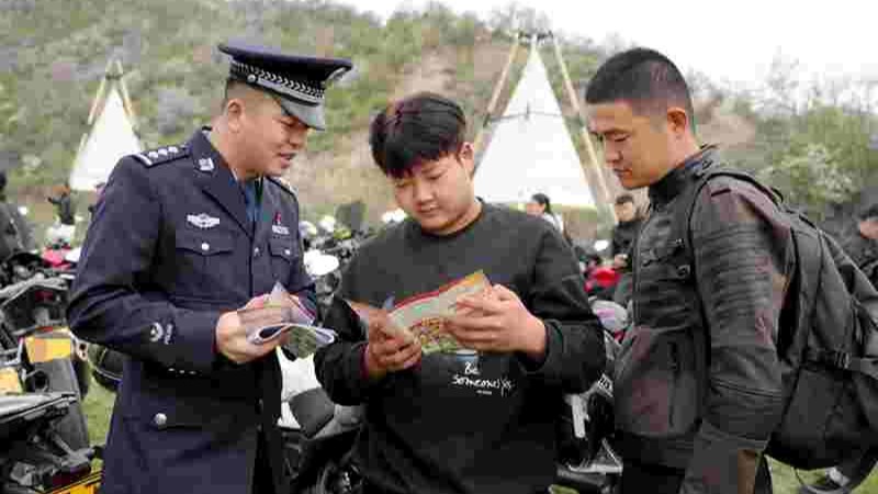 新疆霍城县公安局以花为媒开展普法宣传 护航福寿山旅游季