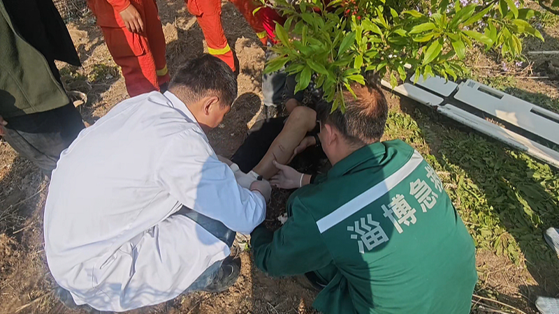山东淄博：农户小腿被微耕机“咬住”消防紧急救援