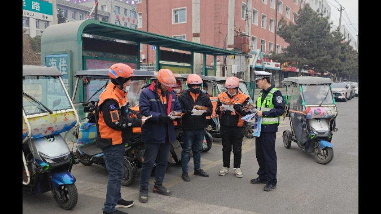 吉林扶余交警：街头送“安全” 护航外卖员骑行路