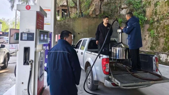 王兴军副局长督导检查燃油加油机周期检定工作