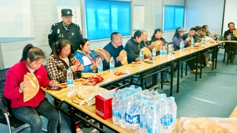 路过时多看了一眼，新疆伊犁边境管理支队民警帮27人拿回17万元工钱