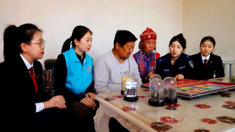 新疆乌苏市政法系统：联合宣传下基层 普法惠民暖人心