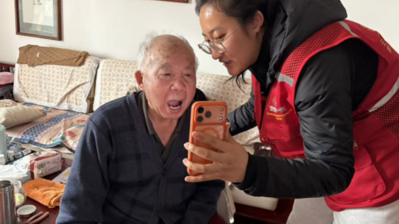 银川市兴庆区观湖社区：上门认证解民忧 贴心服务暖人心