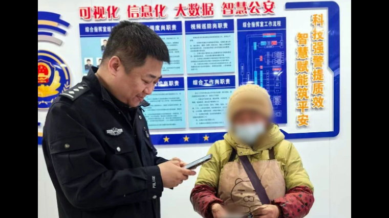 大风刮走老人苫布 吉林扶余公安暖心解民忧