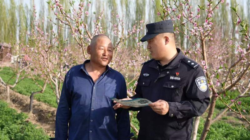 新疆霍城县公安局：“交通安全+反诈”齐宣传 筑牢平安“双防线”