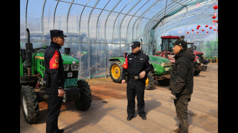 护农保耕 吉林双辽公安田间地头绘“警色” 春耕时节守“丰景”