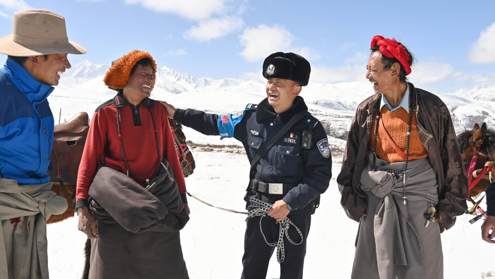 雪域高原书忠诚——甘孜州公安机关深入开展学习宣传“雷锋所长”刘鹏先进事迹活动