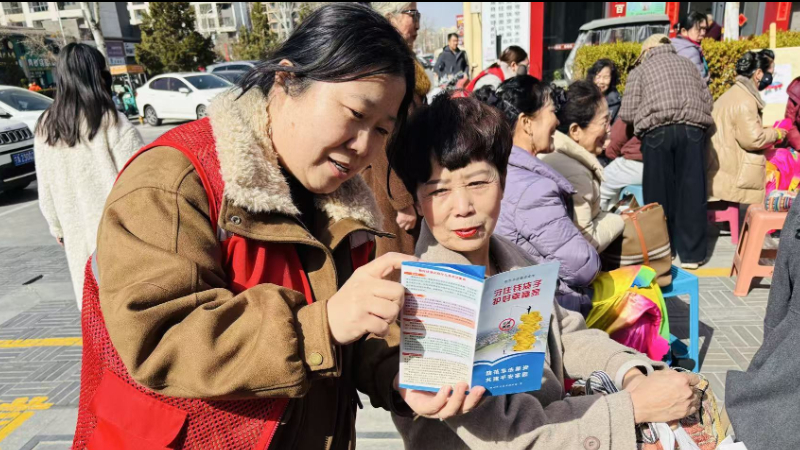 银川市兴庆区泰和社区：义诊搭台巧聚社区银龄 普法入户筑牢反诈防线