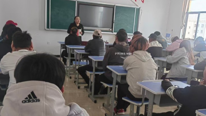 新疆阿合奇县公证处组织公证员走进阿合奇县技工学校开展专题授课
