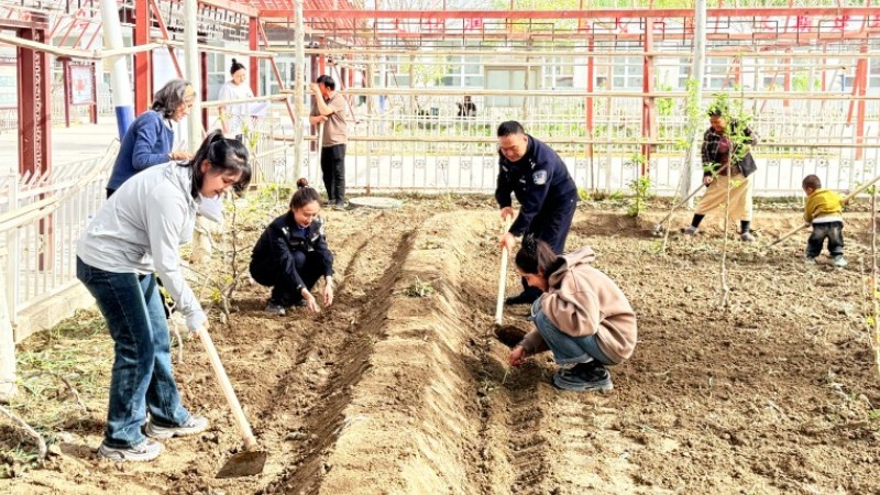 新疆阿瓦提县公安局：警民携手种花种菜 经济赋能助农增收