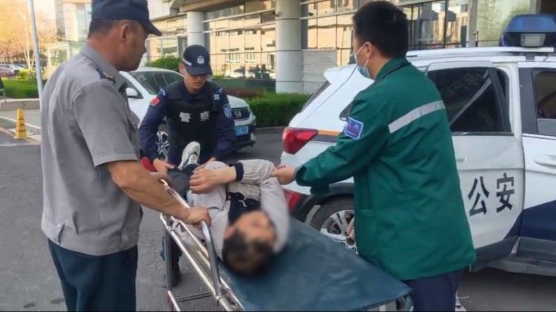新疆伊宁市公安局：摊主突发疾病 民警紧急送医
