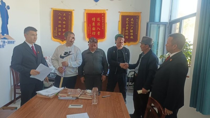 新疆新源县人民法院则克台人民法庭：现场勘验明是非 法庭调解续亲情