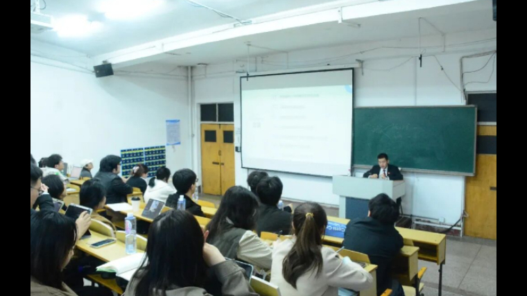 吉林省龙井市法院：法徽映讲台 丹心育英才