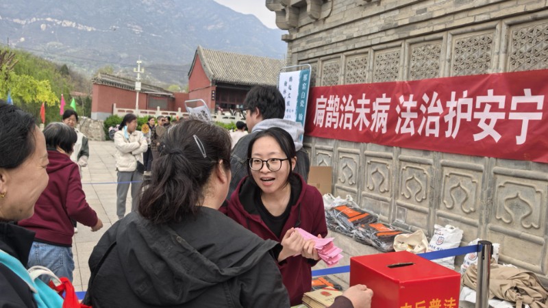 河北内丘司法局趣味普法进庙会 法治护航护安宁