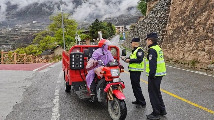 交警重拳整治交通乱象 暂扣车辆100余辆